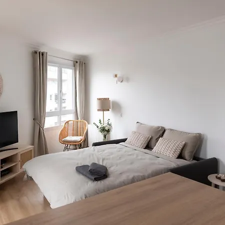 Beautiful With Terrace And Parking Apartment Courbevoie