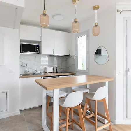 Beautiful With Terrace And Parking Courbevoie
