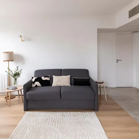 Beautiful With Terrace And Parking Apartment Courbevoie